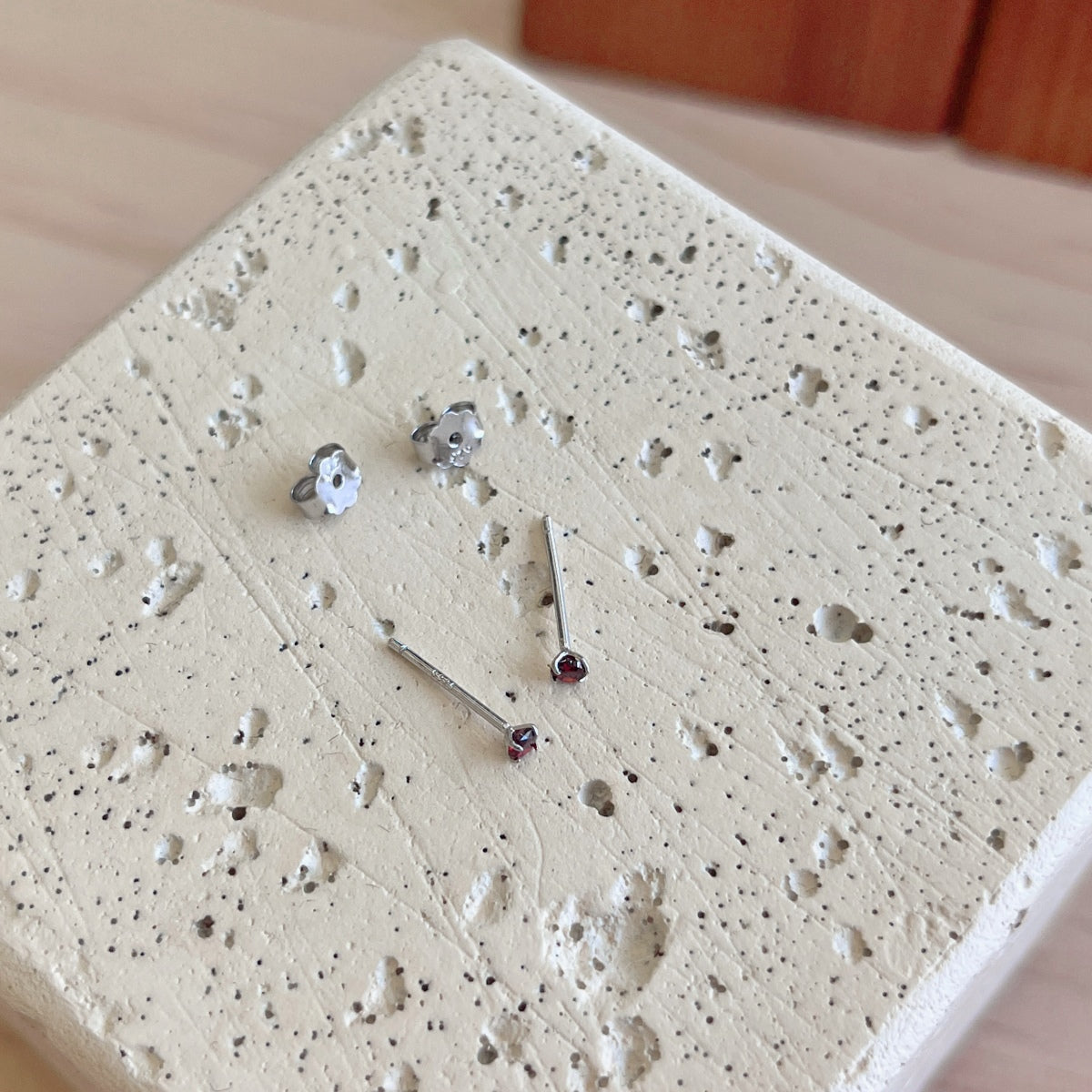 [Kismet Jewels ]Delicate Solitaire Earrings