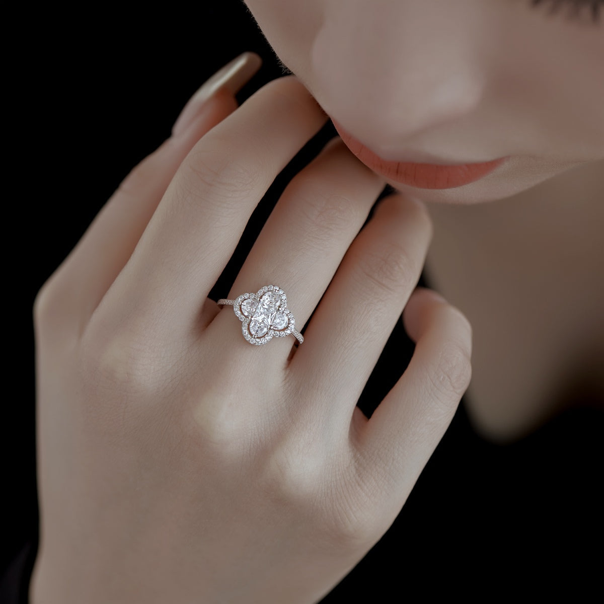 [Kismet Jewels ]Luxurious Eternity Flower Shape Banquet Ring