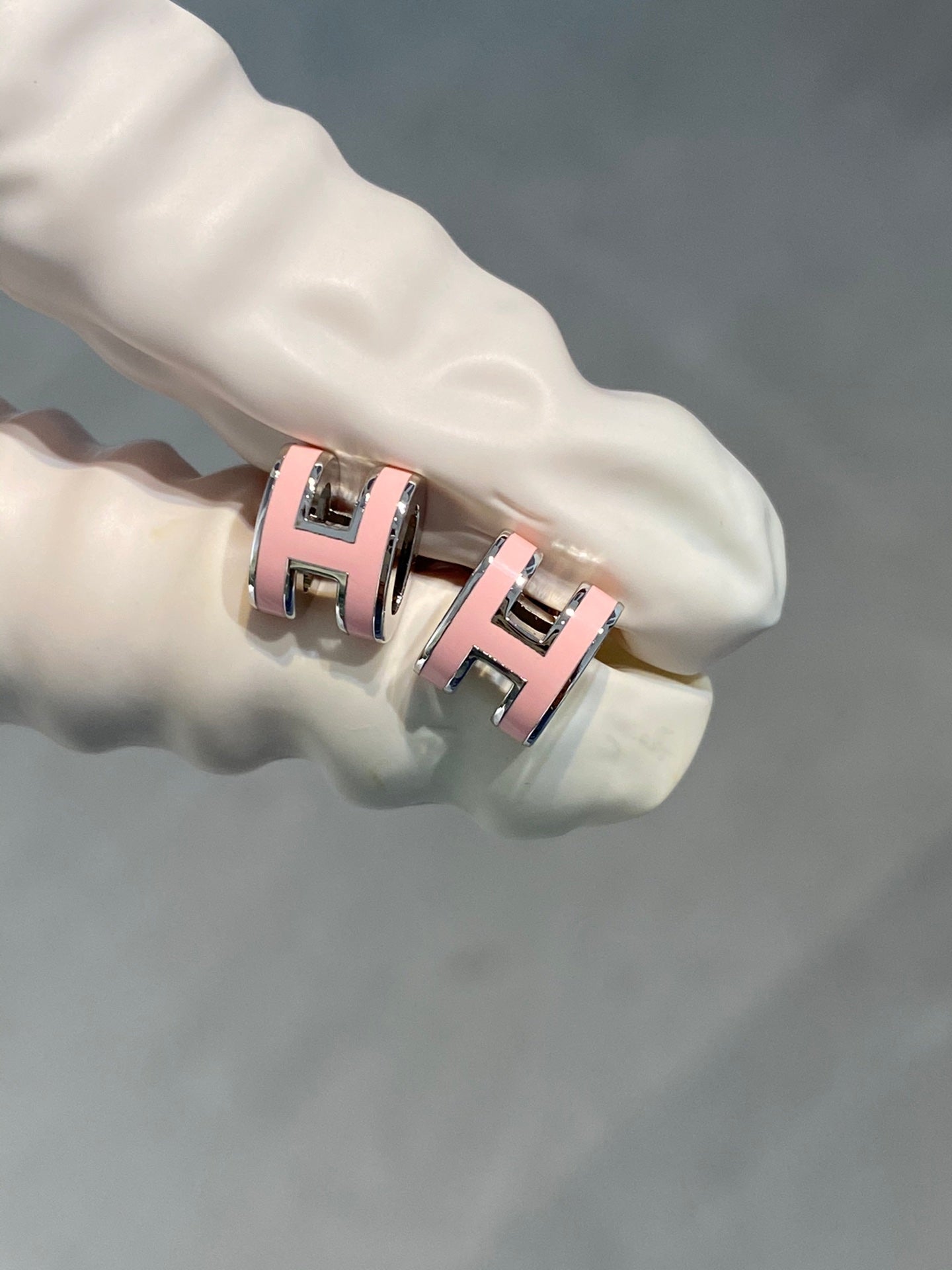 [Kismet Jewels ]MINI POP H SILVER EARRINGS PINK