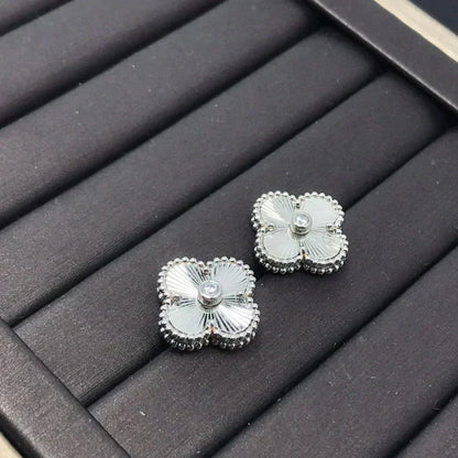 [Kismet Jewels ]CLOVER MINI 9.5MM LASER EARRINGS