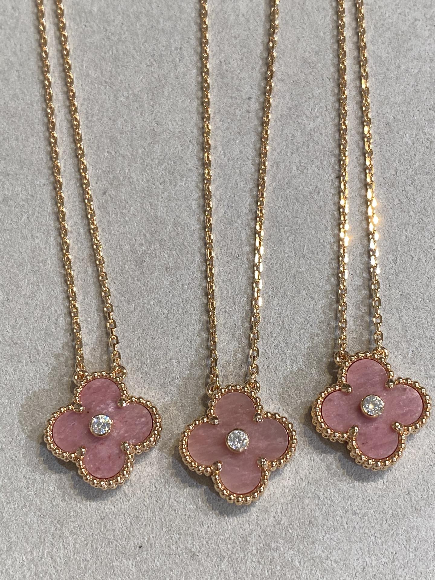 [Kismet Jewels ]CLOVER 15MM DIAMOND RHODONITE NECKLACE