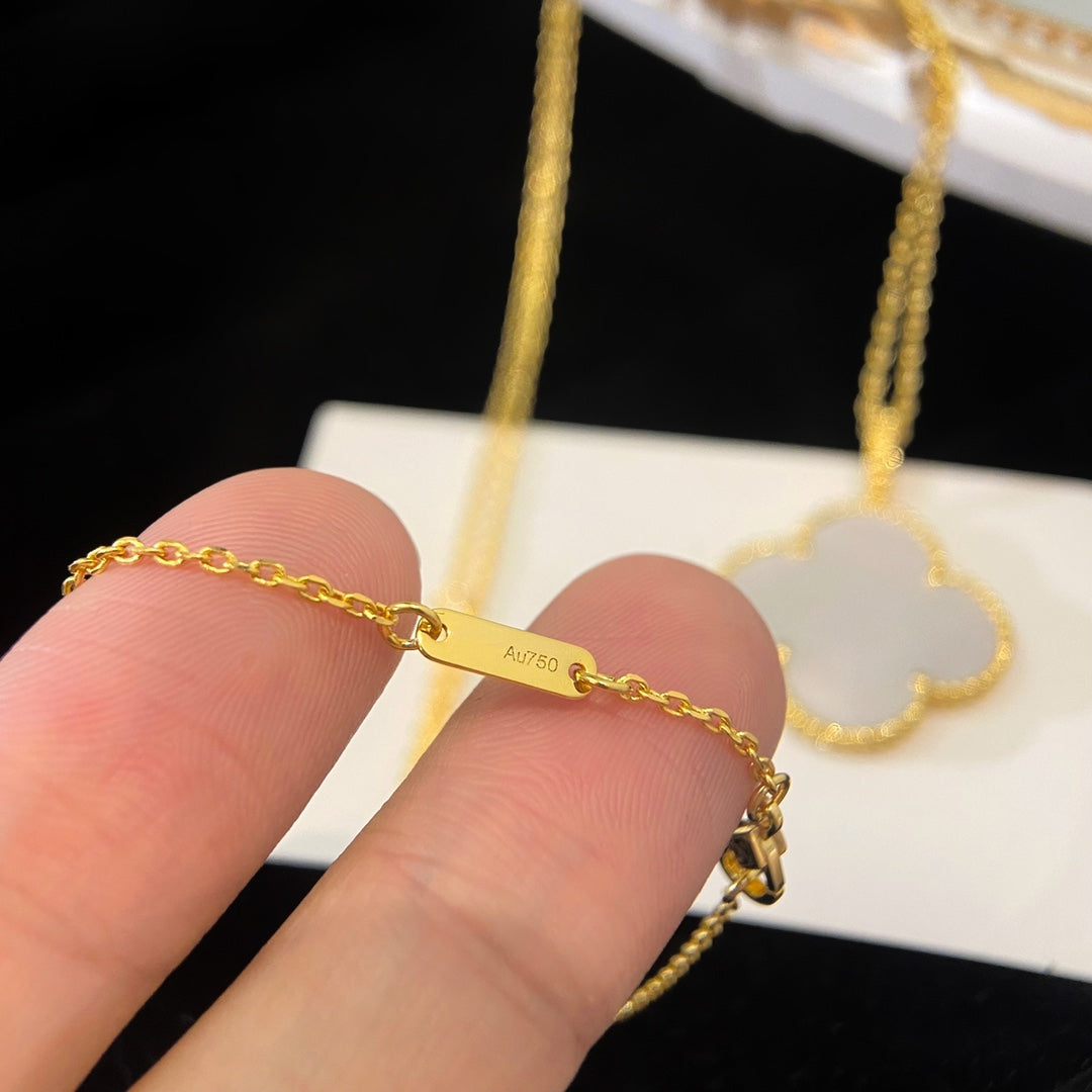 [Kismet Jewels ]CLOVER 25MM MOP LARGE PENDANT NECKLACE