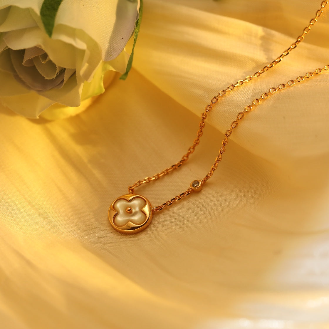 [Kismet Jewels ]SUN PEDANT PINK GOLD 1 DIAMOND NECKLACE
