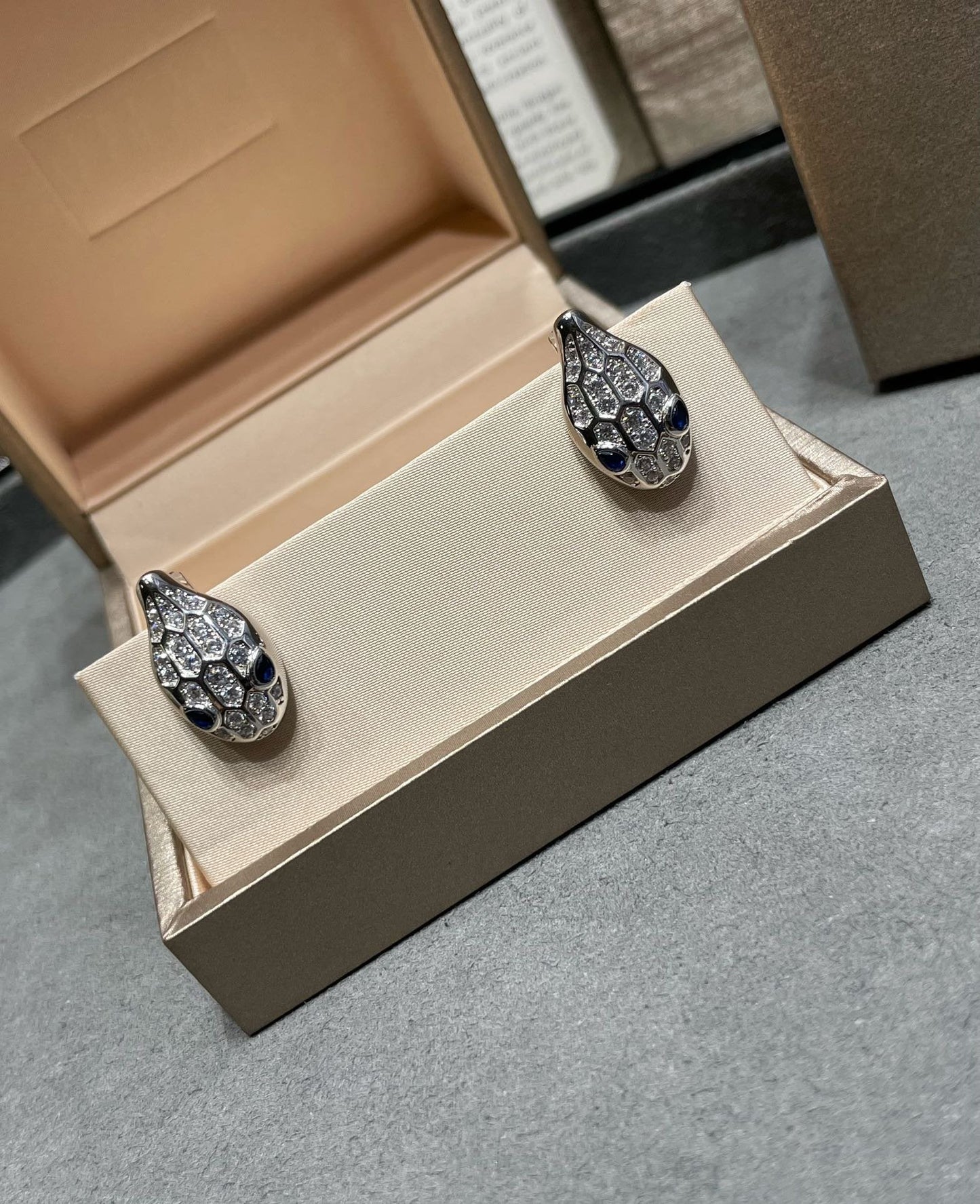 [Kismet Jewels ]SERPENT DIAMOND STUD EARRINGS