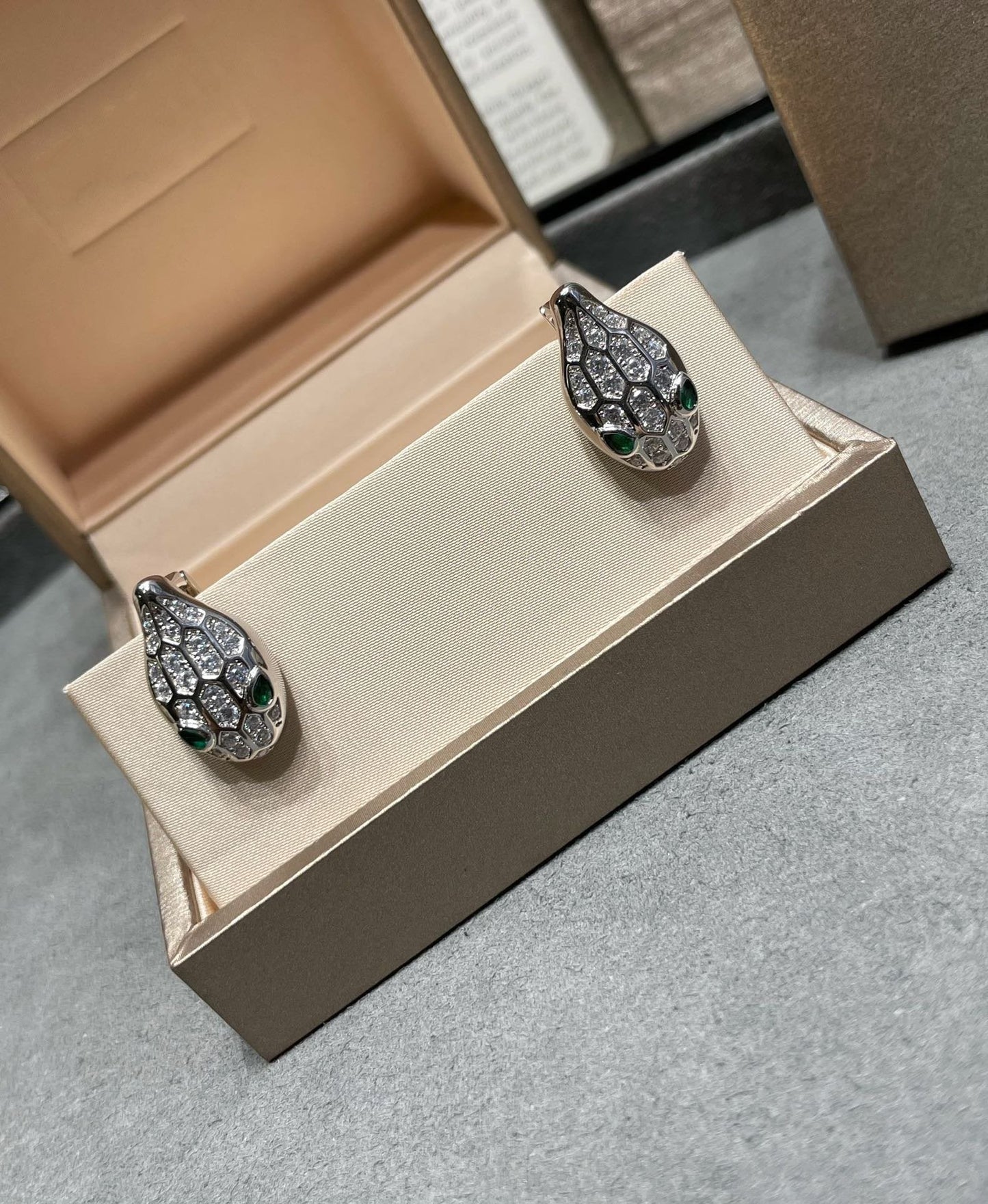 [Kismet Jewels ]SERPENT DIAMOND STUD EARRINGS