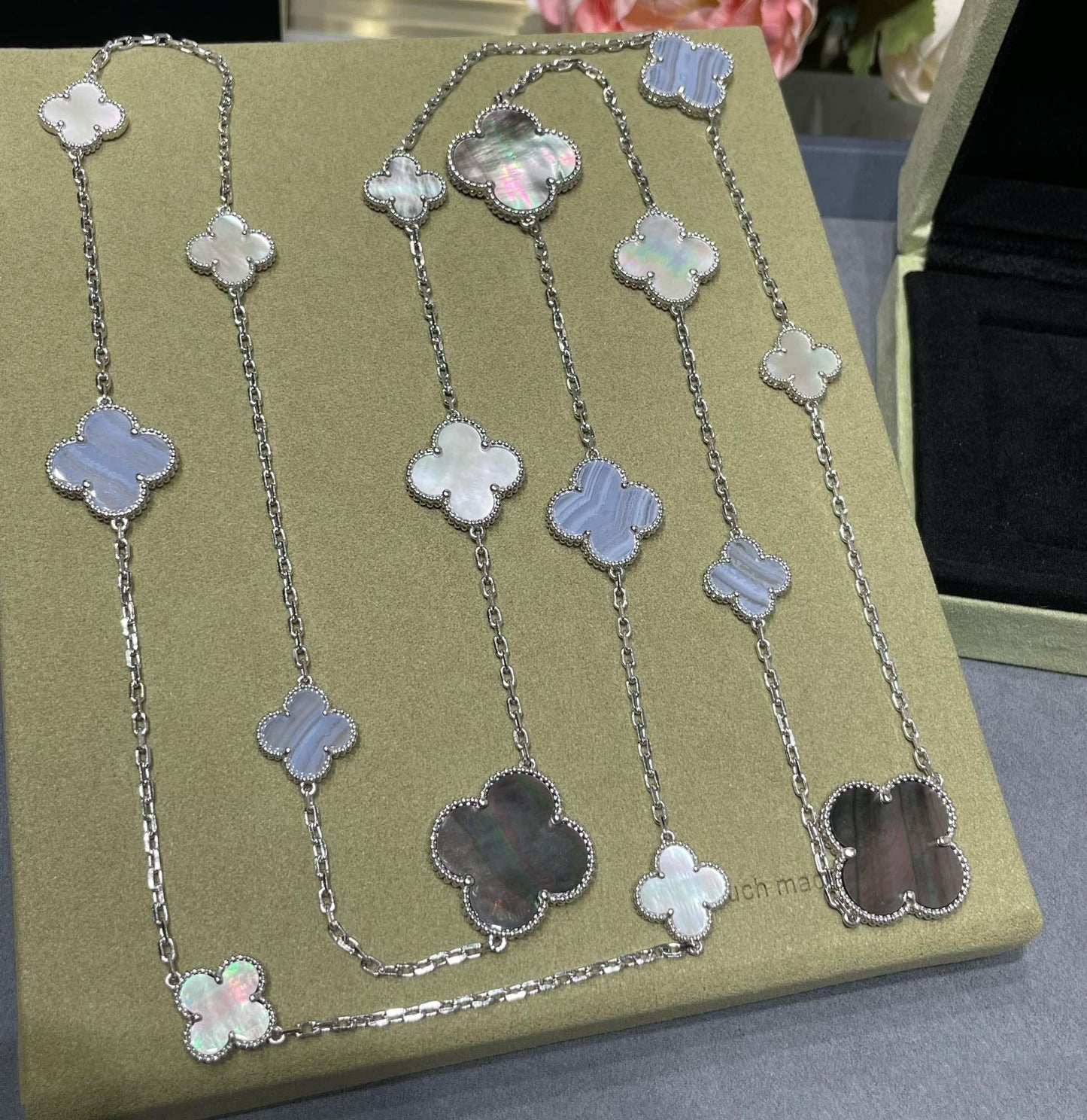 [Kismet Jewels ]CLOVER 16 MOTIF CHALCEDONY MOP SILVER NECKLACE