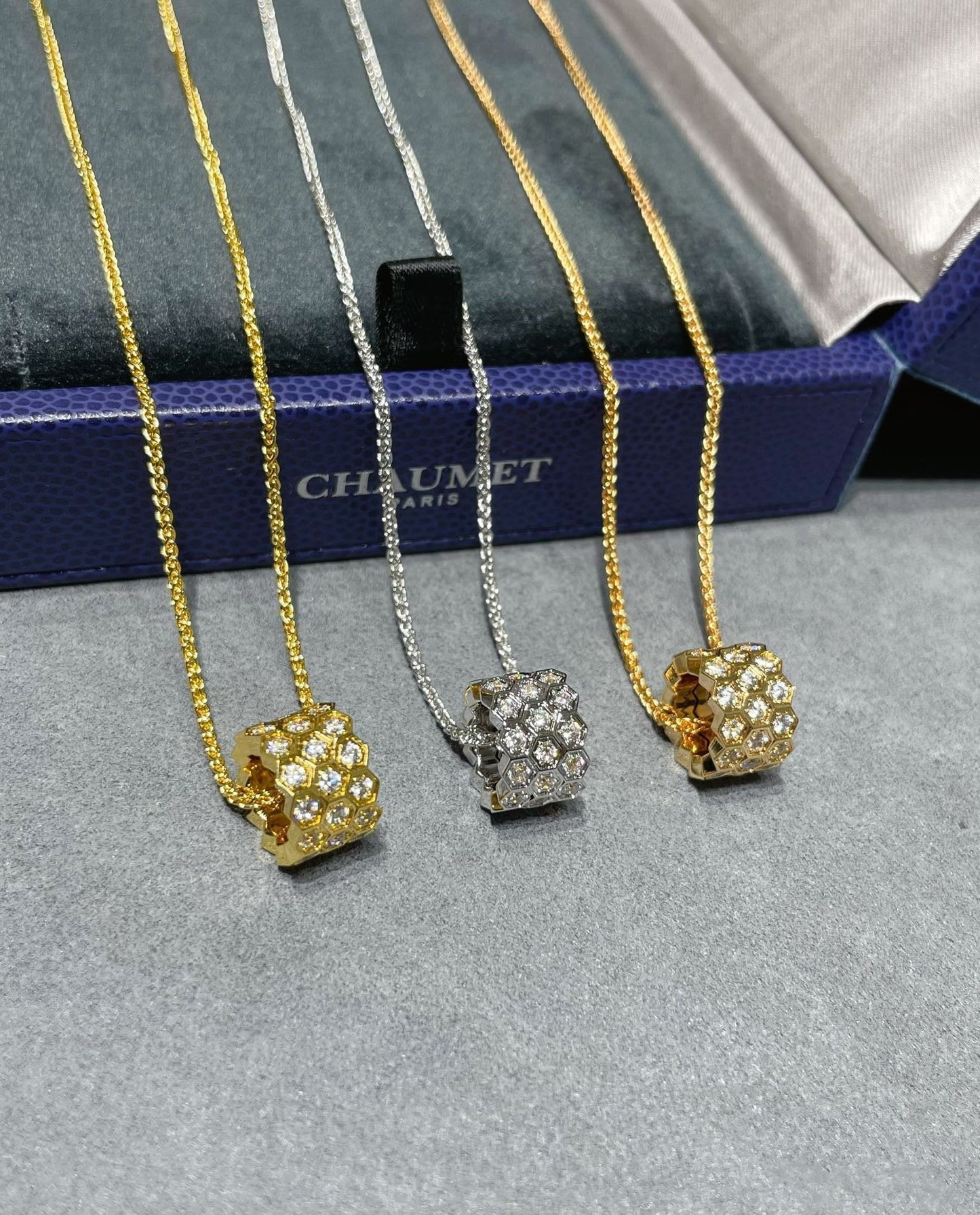 [Kismet Jewels ]BEE LOVE DIAMOND PAVED 3 ROW NECKLACE