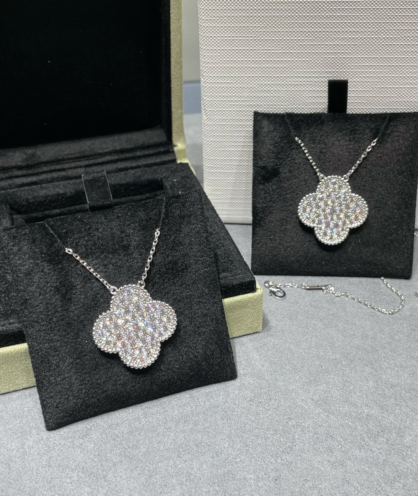 [Kismet Jewels ]CLOVER 25MM LARGE PENDANT DIAMOND PAVED SILVER NECKLACE