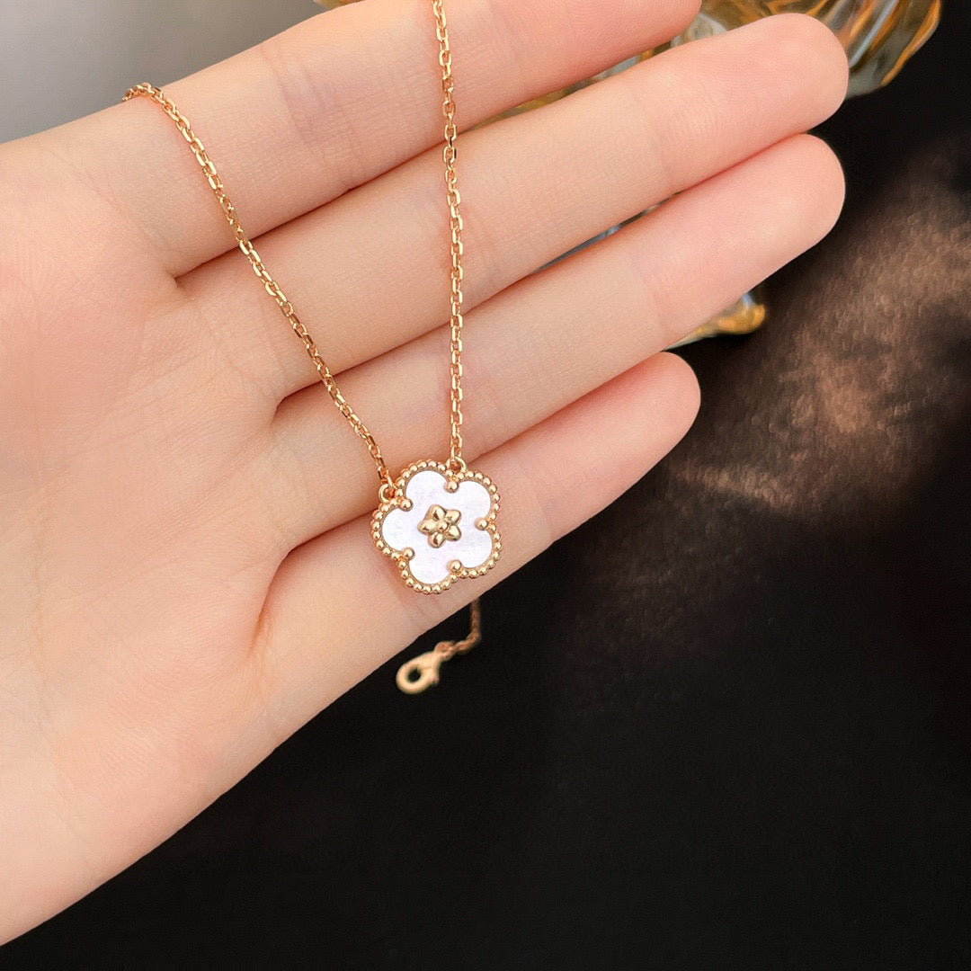 [Kismet Jewels ]LUCKY  WHITE MOP  PLUM BLOSSOM NECKLACE