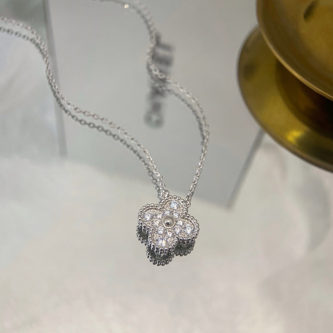 [Kismet Jewels ]CLOVER 15MM DIAMOND SINGLE FLOWER NECKLACE