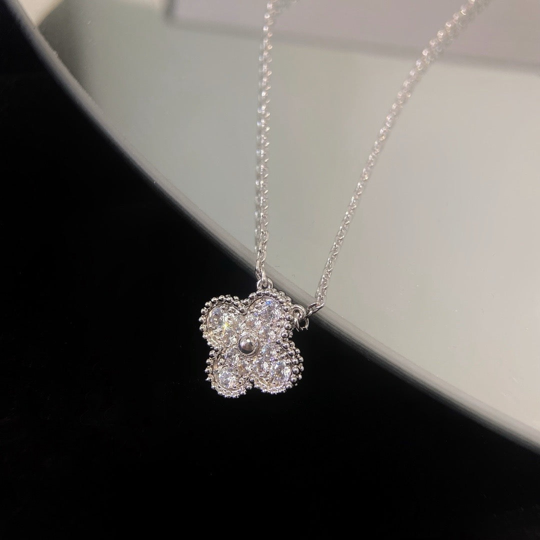 [Kismet Jewels ]CLOVER 15MM DIAMOND SINGLE FLOWER NECKLACE