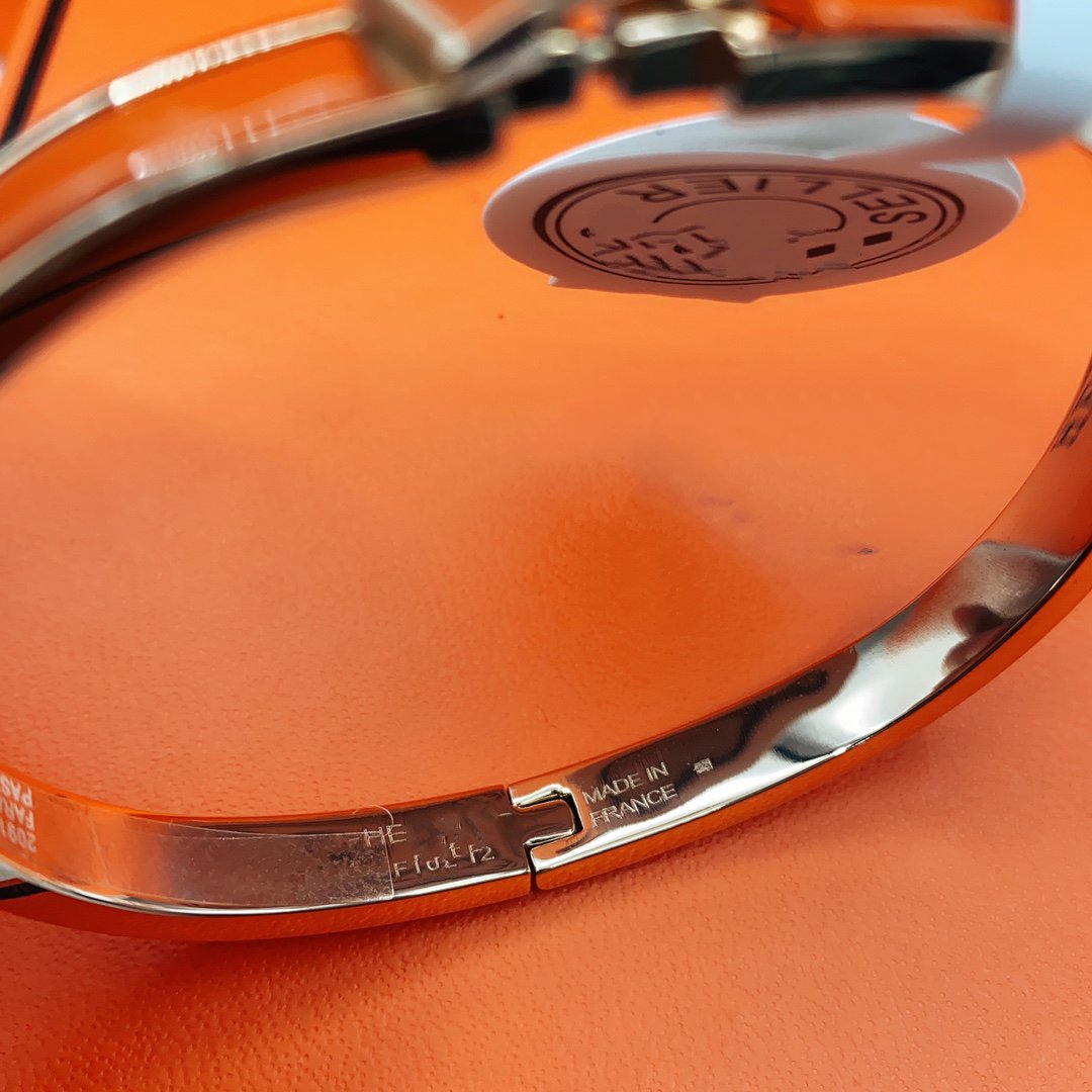 [Kismet Jewels ]CLASSIC HM CLIC RED 8MM ENAMEL BRACELET