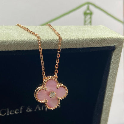 [Kismet Jewels ]CLOVER 15MM DIAMOND PINK MOP NECKLACE