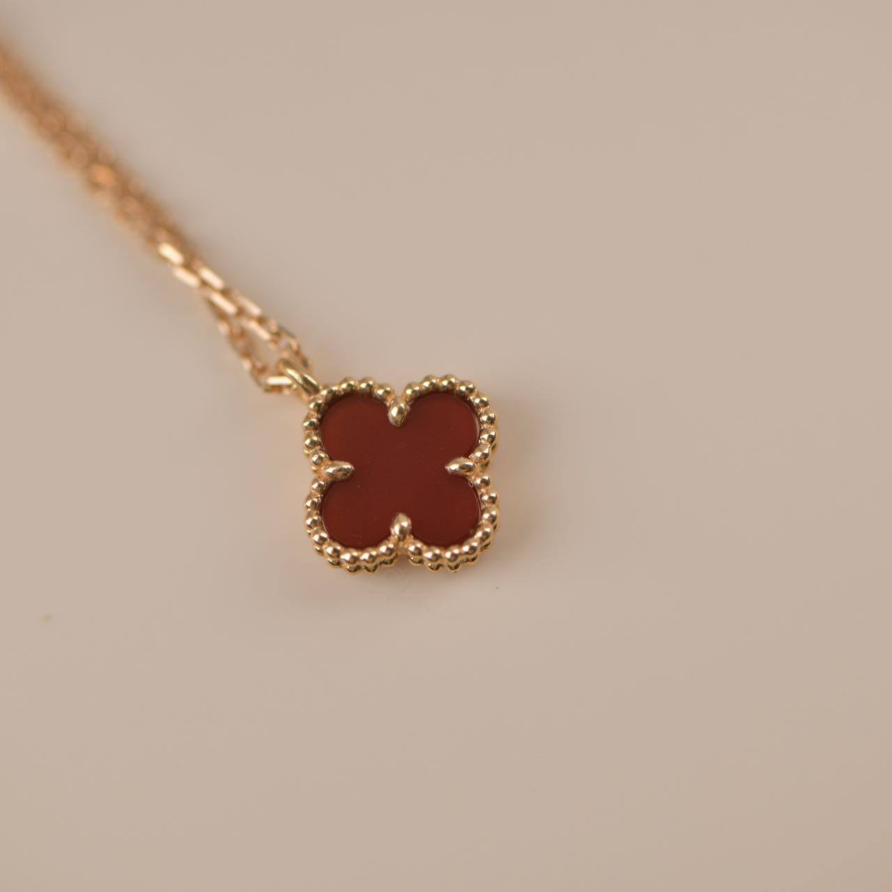 [Kismet Jewels ]CLOVER MINI 9.5MM WHITE CARNELIANS NECKLACE